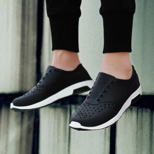 รองเท้ามีรูลำลองสำหรับฤดูร้อนรองเท้าแตะสีขาวสำหรับผู้ชายรองเท้าโฟมปิดหัวพื้นหนารองเท้าพลาสติกเบาพกสะดวกสำหรับวันฝนตกรองเท้ากันฝนกันน้ำ