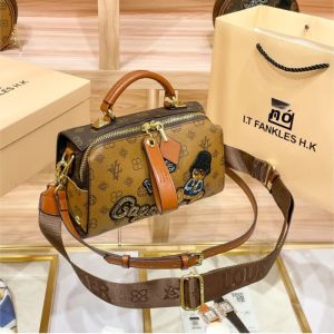 Túi Xách Nữ Phong Cách Retro Thương Hiệu Cao Cấp Nhẹ Nhàng Sang Trọng Đeo Vai Thiết Kế Cao Cấp Thêu Họa Tiết Hoạt Hình Túi Đeo Chéo Boston