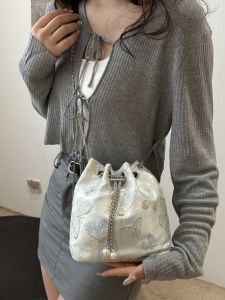 กระเป๋าสะพายไหล่แบบใหม่สไตล์จีน กระเป๋าสะพายข้างแบบสายโซ่สำหรับผู้หญิง กระเป๋าทรงถังแฟชั่นอเนกประสงค์