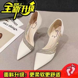 รองเท้าส้นสูงฤดูร้อนแบบใหม่สำหรับผู้หญิง ทรงหัวแหลม ไม่หนัก ดีไซน์ฝรั่งเศส ประดับเพชร ทรงหัวแหลม ส้นสูงพื้นยาง รองเท้าแฟชั่น