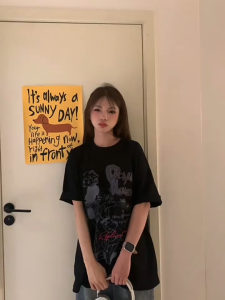 T-Shirt Wanita Hitam Lengan Pendek - Motif Kartun Lucu & Huruf Keren Katun Premium Bernapas Adem Desain Streetwear Oversize Slim Fit Tren 2025 Baju Musim Panas Gaya Eropa Premium Gaya Urban Desain Eksklusif Ukuran Besar Nyaman Tops Baju Kasual