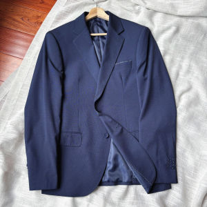 เสื้อแจ็คเก็ตและกางเกงสูทลําลองธุรกิจบางระดับไฮเอนด์ของผู้ชายในเส้นใยโพลีเอสเตอร์สีบริสุทธิ์ขนาดปกติพร้อมผ่าหลังคู่