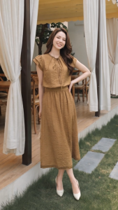 Áo tay liền rút dây eo 2 bên mở trước cài khuyết Chân váy xòe mở khóa sườn có chun cạp sau HeraDG SSTBF2012S-AJ