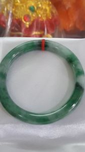 Vòng Cẩm Thạch tự nhiên mới cao cấp đẹp Đậu Lý Sịn Sao 54mm x cọng 8mm màu xanh đậu lý đậm nhạt điểm trắng nhẹ đẹp bóng nữ 53kg - 60kg đeo rất đẹp sang tay món quà tặng Mẹ  Vợ người thân ý nghĩa có 2980k ạ