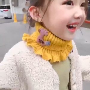 KHĂN LEN HÌNH CÁNH HOA GIỮ ẤM CỔ CHO BÉ