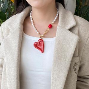 2024 New Red Drop Glaze Heart Pendant Necklace High-End Personality Sweater Chain Womens Jewelry Original Design Fashionable