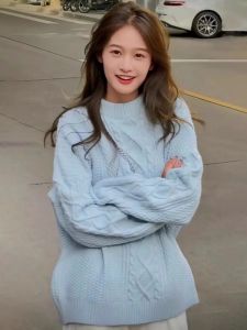 เสื้อสเวตเตอร์ถักสีเขียวสไตล์ญี่ปุ่นย้อนยุคสำหรับผู้หญิง ฤดูใบไม้ร่วง/ฤดูหนาว 2025 ใหม่ ขายดี หลวม นุ่ม อบอุ่น เสื้อชั้นใน