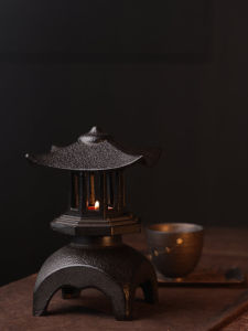 Chinese Style Vintage Cast Iron Candle Holder Indoor Tea Table Decorative Lamp Snow View Lamp Creative Incense Burner Home Decor