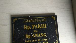 BATU NISAN LEMPENGAN MUSLIM/NON MUSLIM BAHAN GRANIT BLACK GOLD