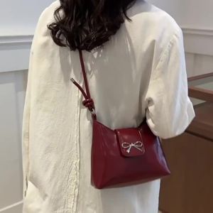 JIVIVIL กระเป๋าสะพายผญกระเป๋าทรงแมสเซนเจอร์กระเป๋าแฟชั่นกระเป๋าหนังสะพายผู้หญิง กระเป๋าแฟชั่นทรงสี่เหลี่ยมขนาดเล็กเกาหลีอินเทรนด์กระเป๋าพาดลำตัวสำหรับผู้หญิงเรียบง่าย