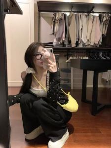 เสื้อคาร์ดิแกนถักสั้นลายจุดสำหรับผู้หญิง ทรงเข้ารูป ทรงเข้ารูป ฤดูใบไม้ร่วง 2024 เสื้อคลุมกันหนาวผู้หญิงแบบลำลอง สไตล์เรียบง่าย คอตตอน ปกติ