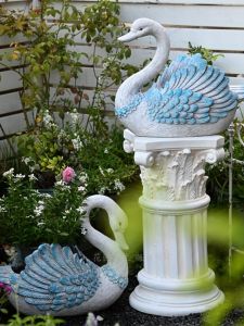 Retro Swan Flower Pot Creative Animal Garden Ornaments Standing Courtyard Garden Landscape Sculpture for Villa Entrance Decoration