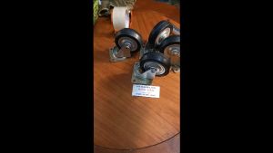 Bánh xe đen 10F xoay được 360 độ chất liệu thép với vỏ bánh xe cao su cứng chịu tải trọng lớn hoạt động êm ái bền bỉ