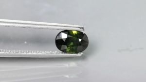 25 ครัมภาพ พลอยเนื้อแข็ง 2 สี (สีตลก และสีเขียว) ผ่านเผาเก่า ราคาที่ถูกต้อง 300 บาท การซื้อที่นี่