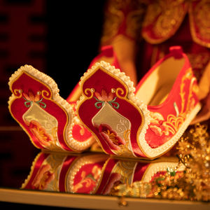Wedding Shoes Chinese Style Hanfu Womens High Heel Embroidered Flower Shoes Red Block Shoes Traditional Cotton Low Heel Glue Adhesive Shoes