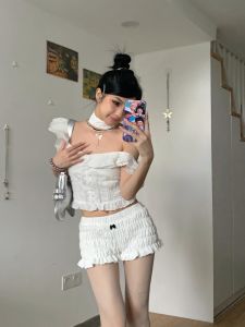 กางเกงขาสั้นทรงพองเอวสูงลายผีเสื้อสีขาวสำหรับผู้หญิงในช่วงฤดูร้อนปี 2024 ดีไซน์พับ ยืดหยุ่นได้หลากหลาย สไตล์หวาน