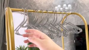 Móc treo quần áo nhựa trong suốt kim tuyến lấp lánh siêu xinh dành cho shop thời trang