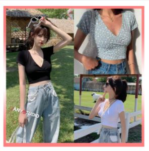เสื้อยืดแฟชั่น คอวี เอวลอย เสื้อครอป ลายดอกไม้เล็กๆ