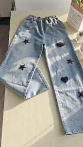 กางเกงเด็กผู้หญิง เย็บปักถักร้อยรักกางเกงยีนส์ รูปแบบการ์ตูน เอวยางยืด เวอร์ชั่นเกาหลี แฟชั่น 130-160cm【จัดส่งจากประเทศไทย】