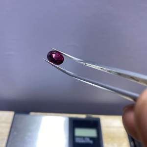 0281-VIÊN ĐÁ GARNET HỒNG TÍM ( THIÊN NHIÊN) không xử lý