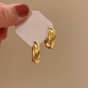 ต่างหูสไตล์ฮ่องกงย้อนยุค สีทอง ต่างหูแบบกลมขนาดใหญ่ หรูหรา ไฮเอนด์ แฟชั่น ดีไซน์ไม่สมมาตร เครื่องประดับแฟชั่นสำหรับผู้หญิง