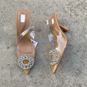 ฤดูร้อน 2024 รองเท้าส้นสูงแฟชั่น ลำลอง หลากหลาย รองเท้าแต่งงานชี้นิ้วเท้ารอบหัวเข็มขัดน้ําเพชร โปร่งแสง กลับ สายคล้อง รองเท้าแตะผู้หญิง