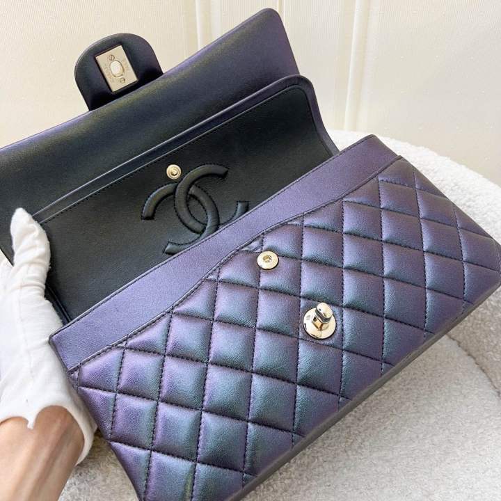 (Pre-loved)%20Chanel%20Medium%20Classic%20Flap%20CF%20in%20Iridescent%20Black%20Lambskin%20and%20LGHW%20(Model:%20A01112)%20-%20Image%206