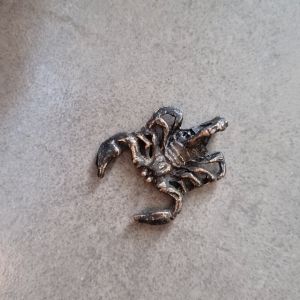 แมงป่อง รูปปั้นแมงป่อง ตุ๊กตาแมงป่อง ประดับบ้าน ประดับโต๊ะทำงาน พกพา ประจำราศีพิจิก โชคดี สีทองรมดำ วัสดุทองเหลือง ขนาดเล็ก ยาว 4 ซม Scorpio