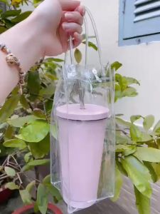 Túi nhựa trong suốt đựng ly bình nước có nút bấm (kích thước 25x10x10cm) làm từ nhựa PVC cao cấp có quai xách tiện lợi.
