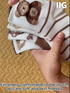 SUMI Kaos Kaki Panjang Sedang Wanita Katun Motif Cute Bear Casual Mid Calf Socks SKK375