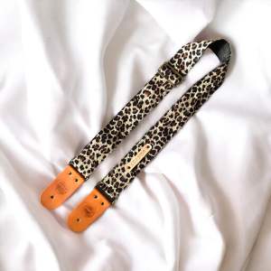 สายสะพายกีต้าร์ Candy Leather ลายเสือ ซีต้า (Top Hit Super Star )