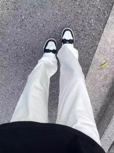 กางเกงยีนส์ทรงหลวมขาบานเอวกลางสำหรับผู้ชาย สไตล์ย้อนยุค สีขาว ทรงเข้ารูป ทรงหลวม กางเกงขายาวทรงหลวมสำหรับฤดูใบไม้ร่วงและฤดูหนาว