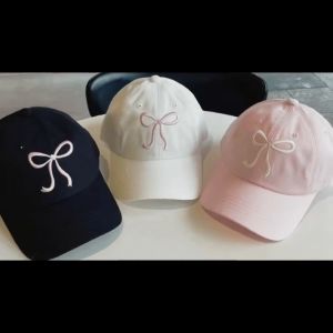 ThaiBeats หมวกแก๊ป หมวกกันแดด หมวกเบสบอล แบบนิ่ม ปักโบว์ น่ารักๆ มี 5 สี คุณภาพสู สไตล์เกาหลี แฟชั่นสำหรับผู้หญิง หมวกเดินป่า ปรับได้ หมวก หมวกเดินป่า หมวกบักเก็ต หมวกไปทะเล หมวกวินเทจ หมวกคาวบอย