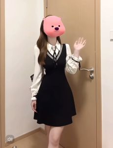 เดรสสั้นสีดำ คอปกกระดุมคอ  สไตล์ไฮสคูล เสื้อแขนยาวผ้าฝ้ายปลายยางยืดมีริบบิ้น แต่งเสื้อกั๊กในตัว กระโปรงทรงเอ #9726