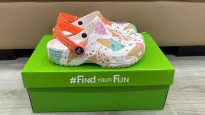 DÉP SỤC NHỰA ĐI MƯA CROCS CHO TRẺ EM HÌNH QUE KEM