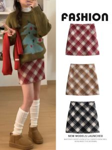 กระโปรงสั้นทรงเอเอวสูงผ้าขนสัตว์ลายสก็อตสีแดง กระโปรงทรงเอกระชับสัดส่วน ฤดูใบไม้ร่วง ฤดูหนาว 2025 ใหม่ กระโปรงสั้นทรงเอสไตล์ย้อนยุค