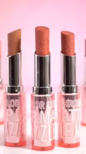 DAZZLE ME Color Chrome Lip Matte - Lipstick dengan hasil akhir Matte dengan tekstur Powdery