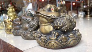 Thiềm Thư  Ngồi Bệ Vàng Cao 12cm Bằng Đồng Thau Màu Vàng