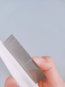 หวีหมัดแมว แปรงหวีขนแมว สแตนเลส ด้ามจับถูกออกแบบให้จับถัดมือ ดูแลขน ให้สัตว์เลี้ยงถูกสุขลักษณะและมีสุขภาพดี