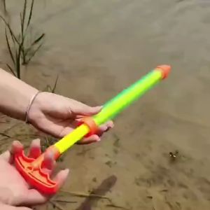 Long-tube Plastic Water Gun Manual Entertainment Toy Gun Safe Toy Water Gun Childrens Toy Gift for Christmas.