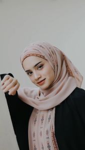 Lotun Hana Series - Hijab Instan Pashmina Instan Printing Motif Etnik Material Ceruty Rayon Premium - Jilbab Instan Kerudung Instan Pashmina Inner - Pashmina Printing Kekinian Trendi - Peach