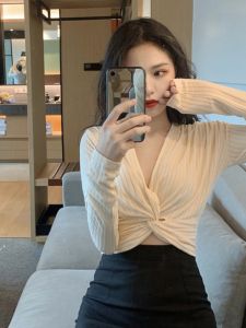 ฤดูใบไม้ผลิ 2024 สไตล์ฮ่องกง เซ็กซี่ สลิมฟิต แขนยาว ผู้หญิง เสื้อท่อนบน เสื้อเบส ดีไซน์ Sense เฉพาะกลุ่ม ชุดชั้นใน คอวี เดินทาง เวอร์ชั่นเกาหลี