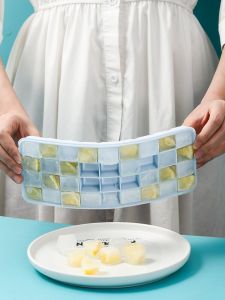 กล่องทำน้ำแข็งแบบซิลิโคนพร้อมฝาครอบ กล่องเก็บน้ำแข็งสำหรับใช้ในครัวเรือน ตู้เย็น อุปกรณ์เสริมเครื่องใช้ไฟฟ้าในครัว