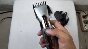 Hair Clipper Kemei KM-605 Mesin Alat Cukur Rambut Wed And Dry Waterproof - Rechargeable dengan Ukuran Kecil dan Efektif (Charger)