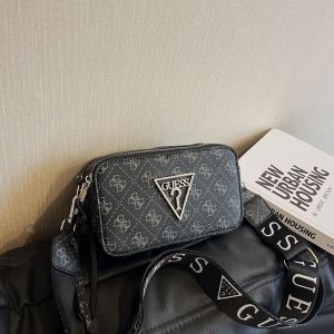 GUESS กระเป๋าทรงสี่เหลี่ยมขนาดเล็กสำหรับโซ่กระเป๋า19X11X7ซม.กระเป๋าแฟชั่นแบบประกบสะพายไหล่ข้างเดียวพิมพ์ลายสีทึบกระเป๋ากล้องแบบเรียบง่ายกระเป๋าสุภาพสตรี