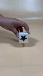 ลูกเต๋าไม้สนสลักลาย (รูป) สื่ิอการเรียน ตกแต่งบ้าน พร็อพถ่ายรูป