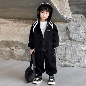 ชุดกีฬาเด็กชาย ชุดสองชิ้นสีแดง แฟชั่นฤดูใบไม้ร่วง เสื้อผ้าเด็กชาย ชุดกีฬาฤดูใบไม้ร่วง 2025 ใหม่ล่าสุด ทรงหลวม ลำลอง