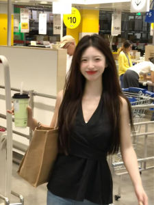 เสื้อเชิ้ตแขนกุดคอวีสีดำ ทรงเข้ารูป สำหรับผู้หญิง ฤดูร้อน 2025 ดีไซน์ผูกโบว์ เสื้อเชิ้ตคอวีสีพื้น แขนกุด ทรงเข้ารูป