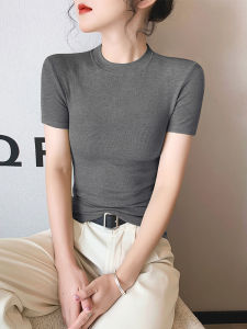 เสื้อยืดแขนสั้นถักทรงสลิมฟิตสำหรับผู้หญิงในช่วงฤดูร้อนปี 2025 เสื้อคอสูงทรงเข้ารูปบาง แขนสั้น สีเทาอ่อน เสื้อผ้าทำงาน