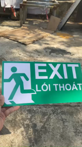 Biển Báo EXIT Lối Thoát Hiểm Chuyên Dụng - Formex 5 Ly (5mm) Cứng Cáp - Đúng Tiêu Chuẩn PCCC Cho Văn Phòng Tòa Nhà 2. Phương án tập trung vào độ bền và lắp đặt (Dành